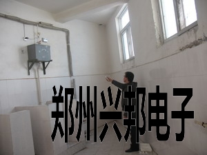 溝槽式廁所節(jié)水器在鄭州二七區(qū)長江東路小學(xué)安裝現(xiàn)場